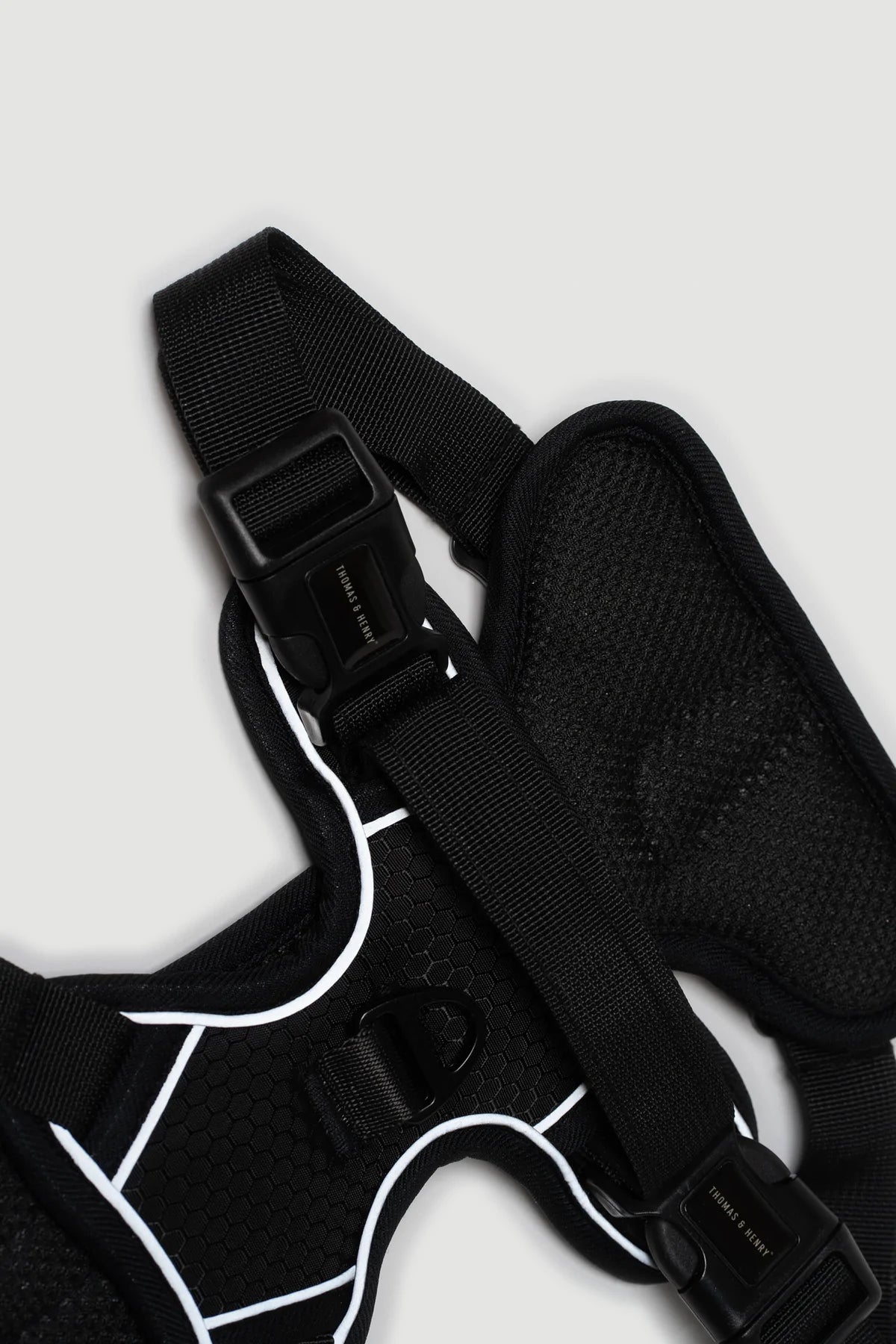 Thomas & Henry Essential Geschirr schwarz Detail