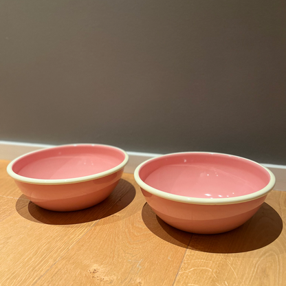 Lills_Futternäpfe Emaille Pink auf Holzboden